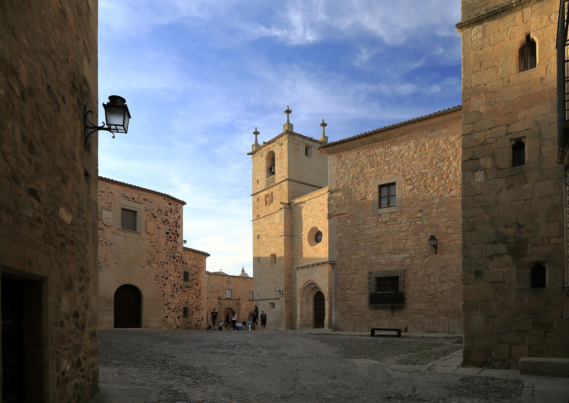 Plaza de Santa María de Cáceres, con la concatedral y su entorno monumental