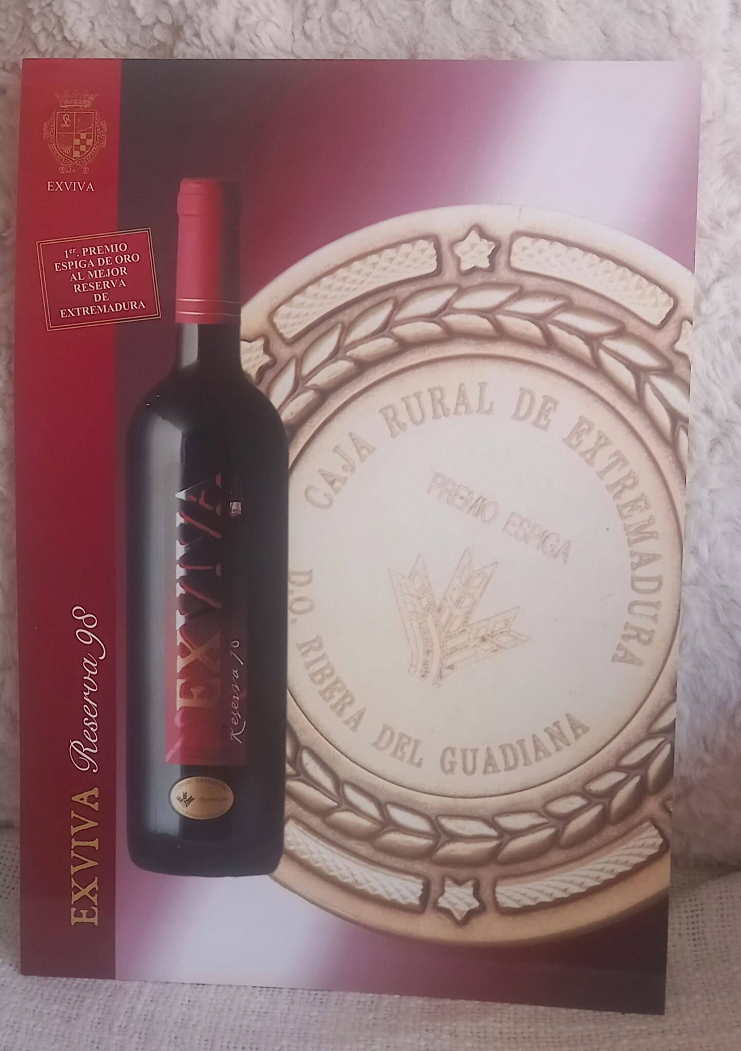 Botella de Exviva Reserva junto al Primer Premio Espiga de Oro al Mejor Reserva de Extremadura