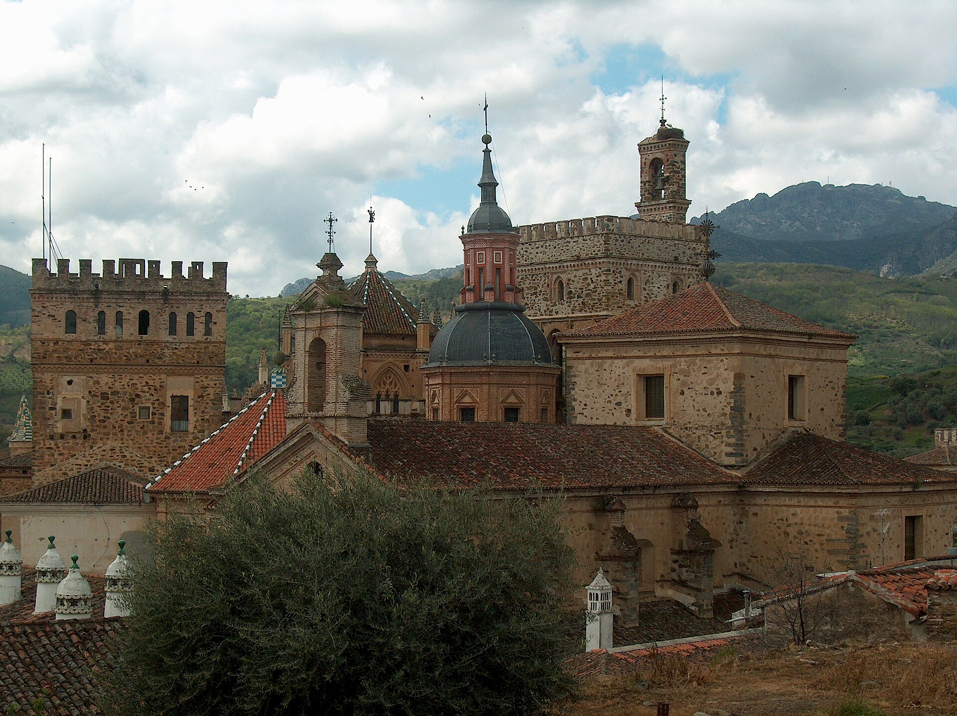 Vista del Real Monasterio de Santa María de Guadalupe y su entorno